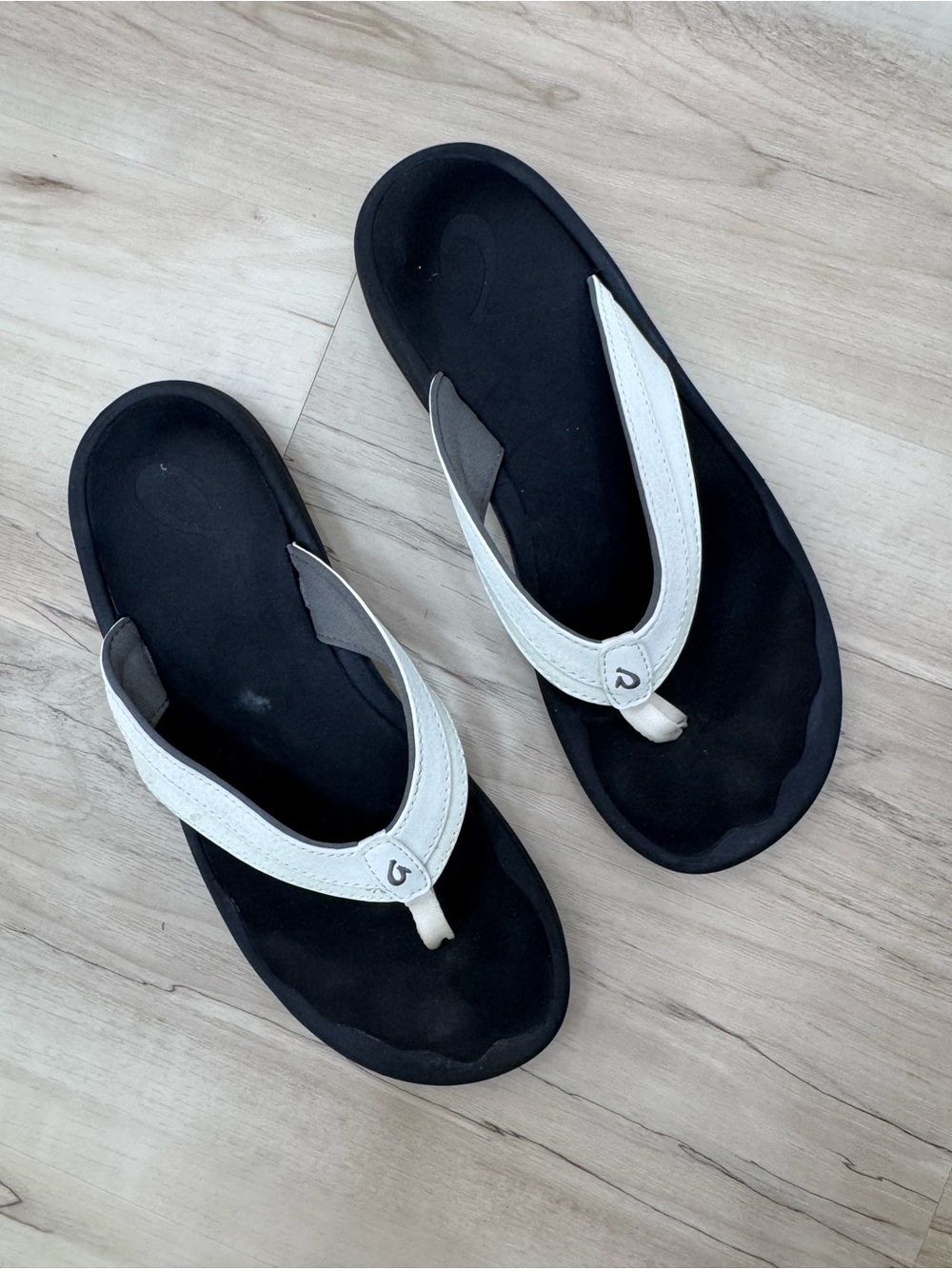 Olukai comfortable slip on black white flip flops Sz 9 ohana